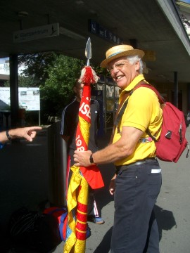 Erwartungsvoller Fahnenträger