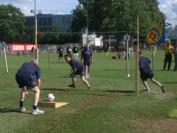 Voll in Aktion beim Ballprellen