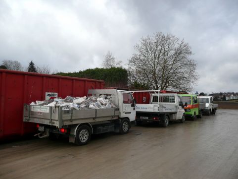 Verwaister Ladeplatz während des Mittagessens