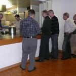 Unübersehbare Warteschlange beim Essenfassen