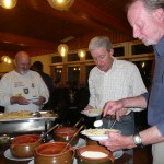 Mit kritischem Blick wird "geschöpft"