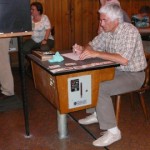 Ernst ist gewissenhaft am Schreiben